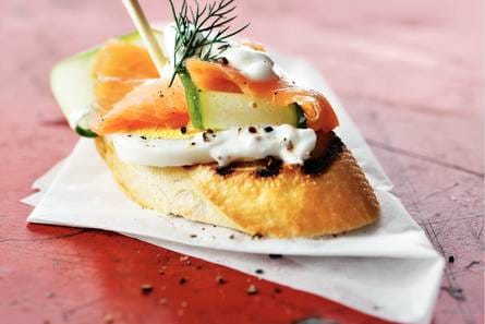 Stokjesbrood gerookte zalm, ei en komkommer