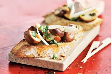 Stokjesbrood champignons met knoflook