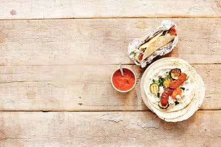 Tortilla's met zomergroenten en worstjes
