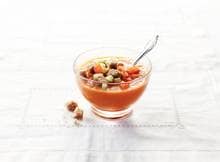 Door de paprika's te roosteren krijgt deze gazpacho een diepere smaak. 