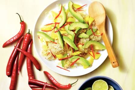 Zuurkoolsalade met mango en avocado