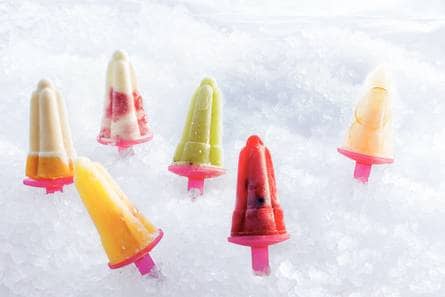 IJsje van vanilleyoghurt met frambozenswirl