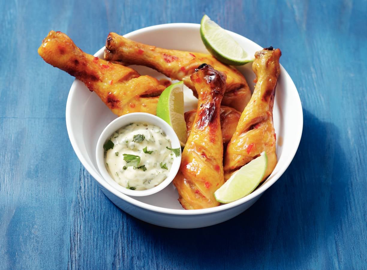 Kipdrumsticks en koriandermayo