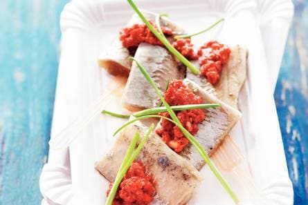 Haring met rodebietpesto