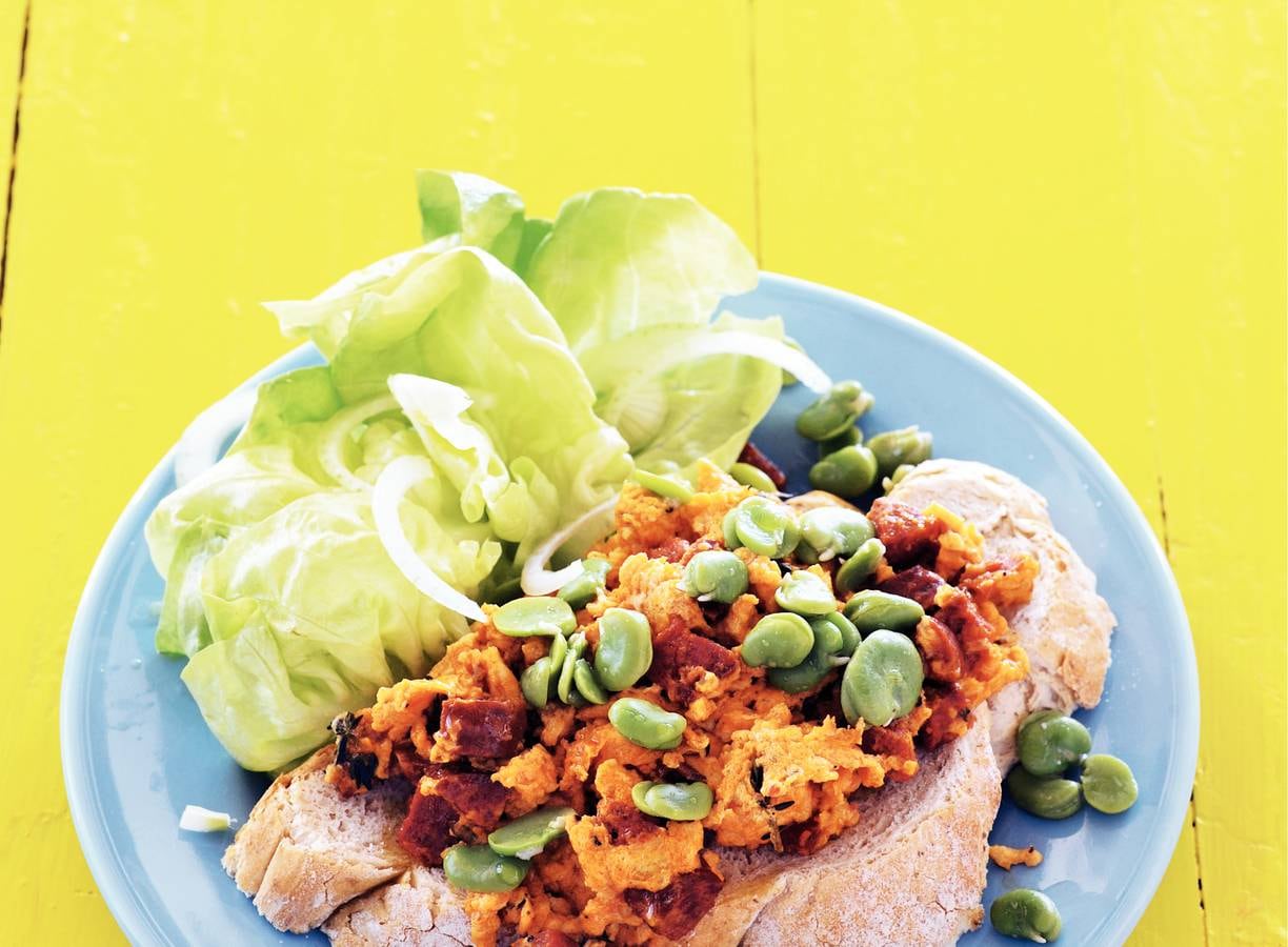 Roerei, chorizo en tuinbonen