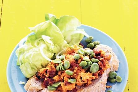 Roerei, chorizo en tuinbonen