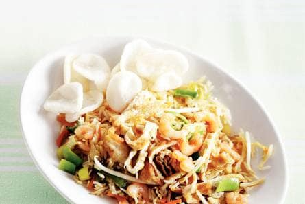 Nasi goreng met roze garnalen