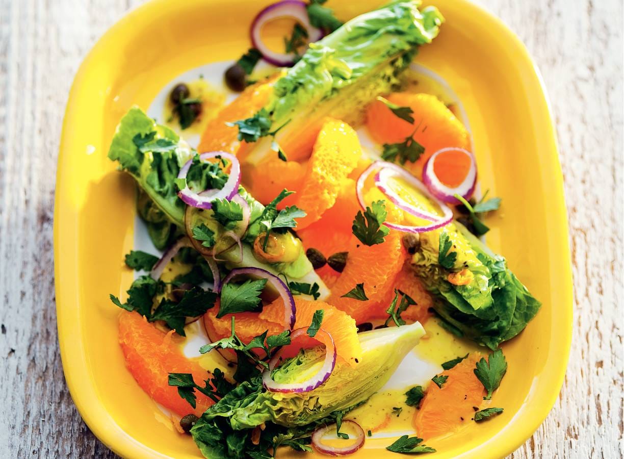 Sla met sinaasappeldressing