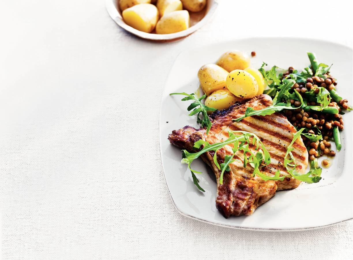 Grillkarbonade met linzensalade