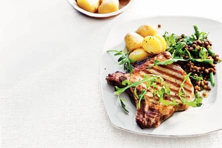 Grillkarbonade met linzensalade