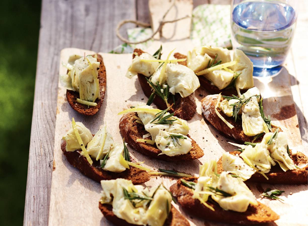 Gemarineerde artisjok op toast