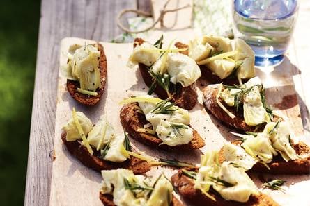 Gemarineerde artisjok op toast