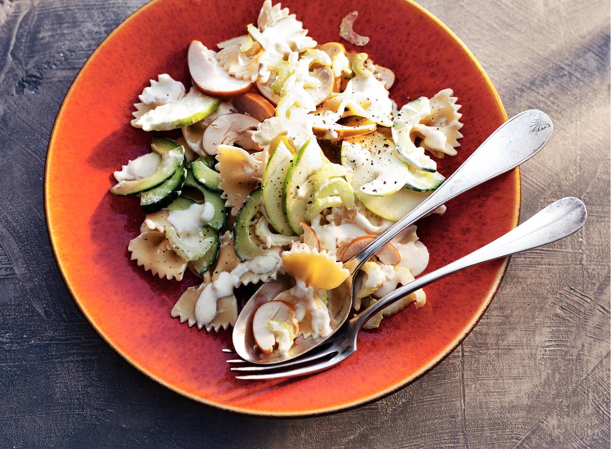 Farfallesalade met bleekselderij en kip