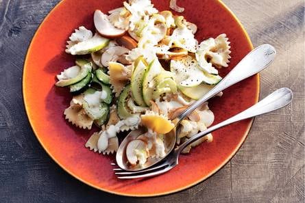 Farfallesalade met bleekselderij en kip