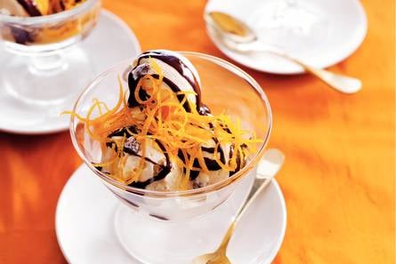 Sinaasappel-chocosaus met ijs
