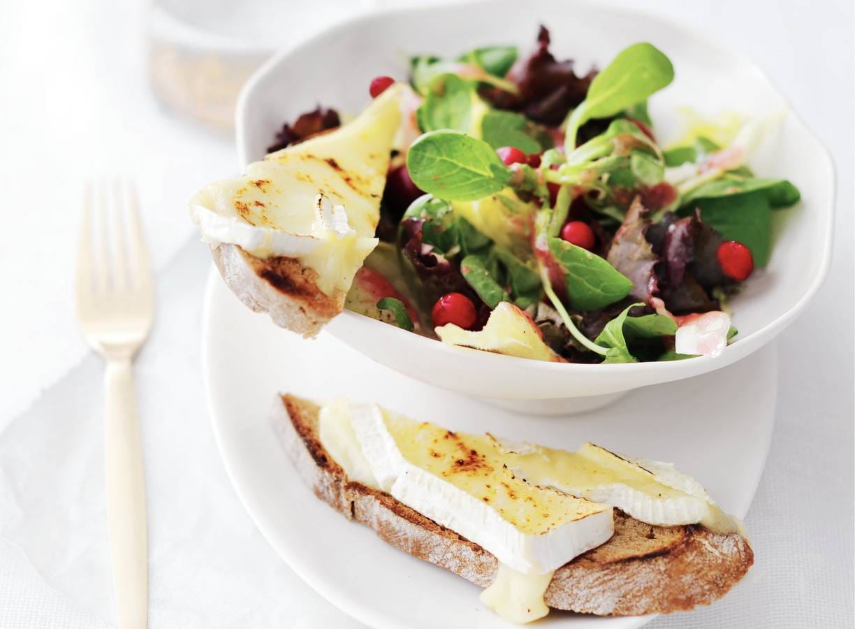 Salade met brie en cranberryvinaigrette