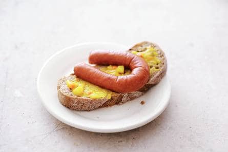 Broodje rookworst met piccalilly