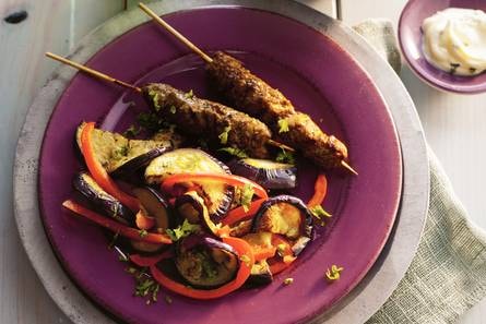 Gekruide kebabs met aubergine en paprika