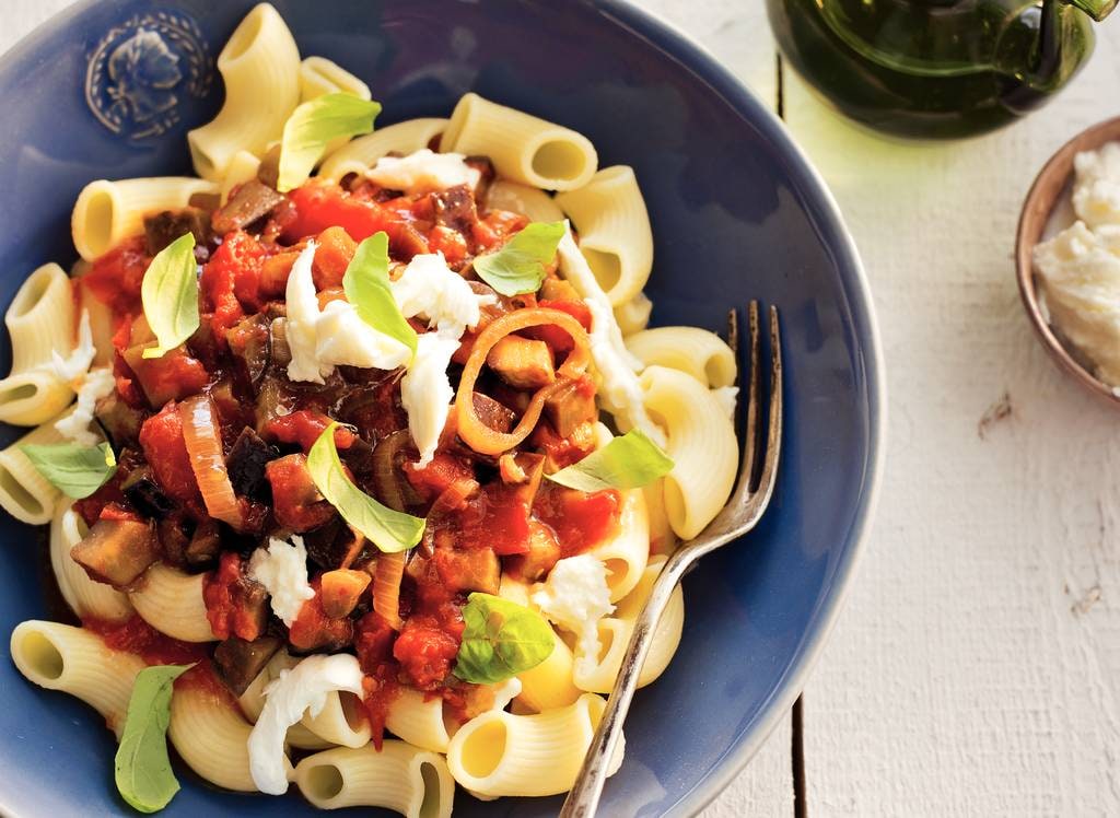 Pasta met gestoofde aubergine en tomaat recept - Allerhande | Albert ...