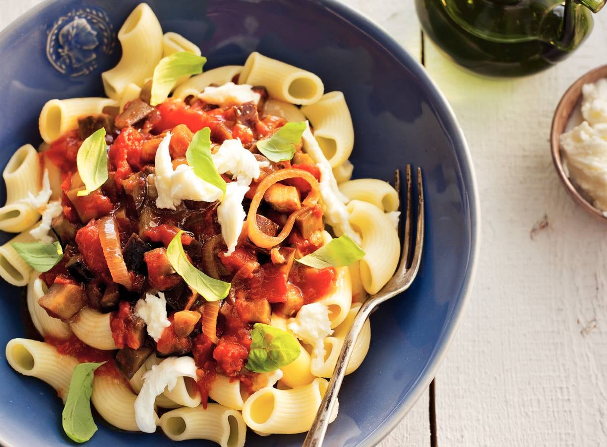 Macaroni met aubergine en mozzarella