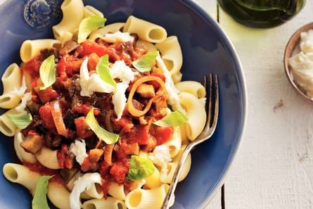 Macaroni met aubergine en mozzarella
