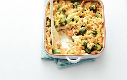 Pastagratin met spruiten en zalm