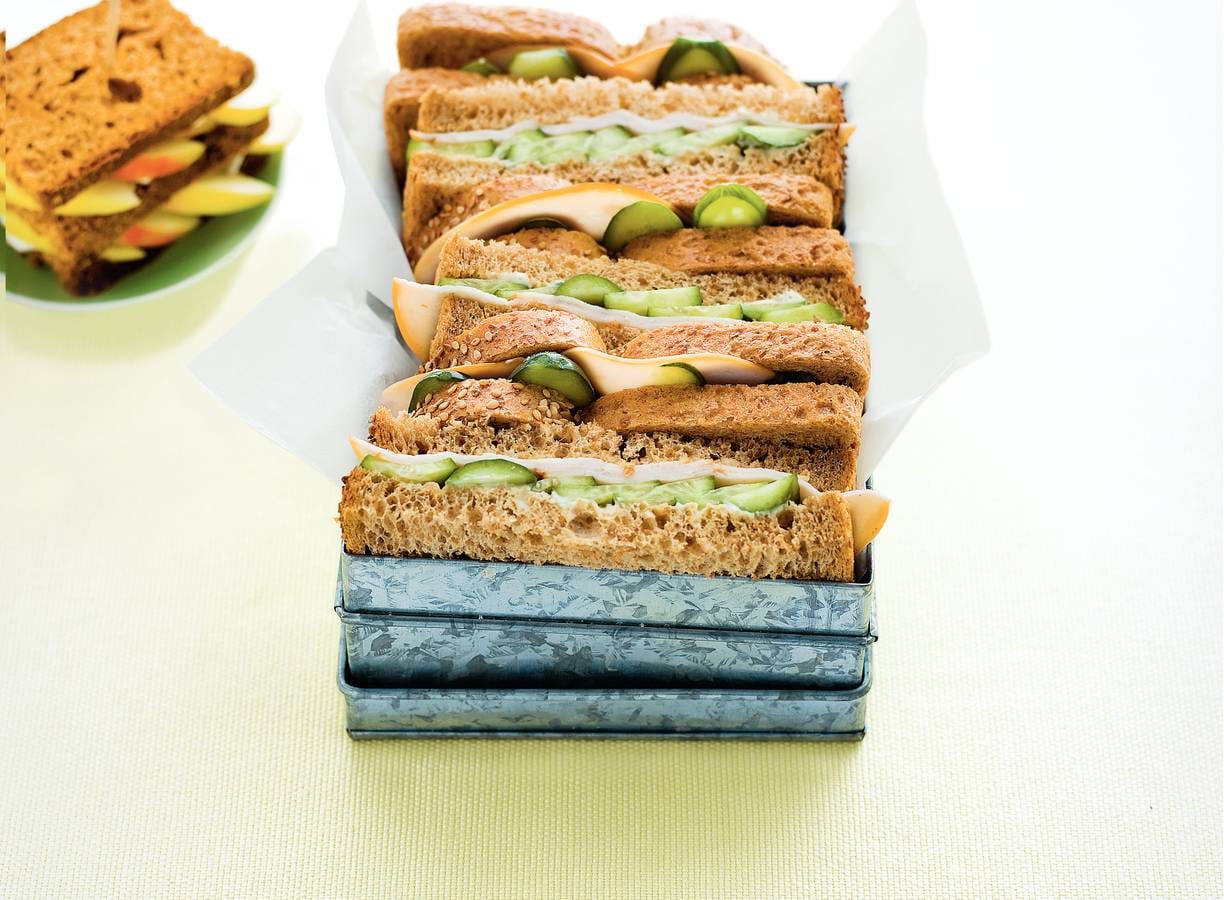 Kip-komkommersandwich