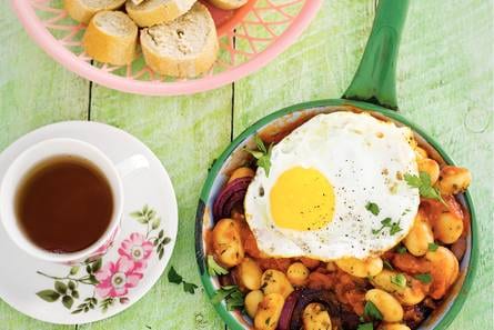 Baked beans met spiegelei