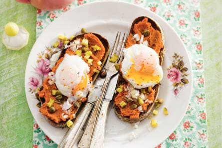Toast met filet americain en gepocheerd ei