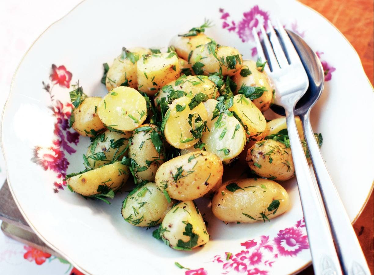 Aardappelsalade met groene kruiden