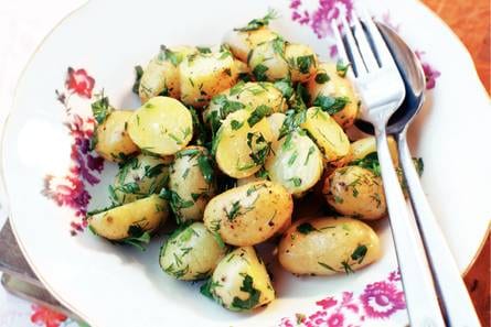 Aardappelsalade met groene kruiden