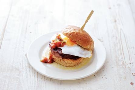 Eiburger met tomatenrelish