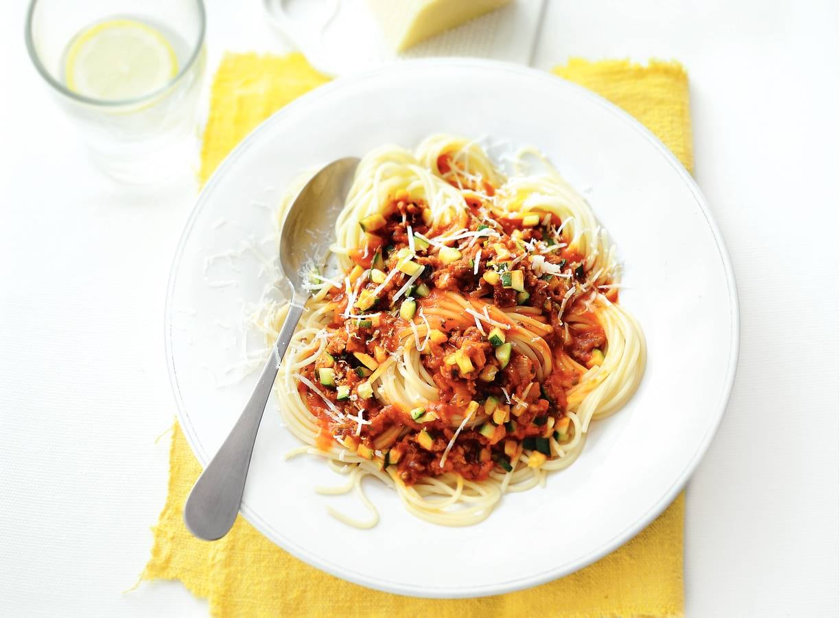 Snelle spaghetti met gehaktsaus en Italiaanse kaas