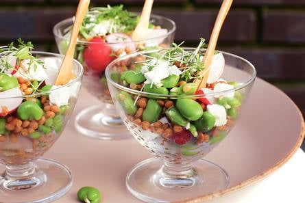 Tuinbonensalade met witte kaasblokjes