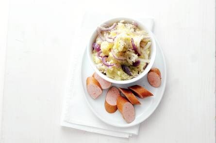 Uienstamppot met rookworst