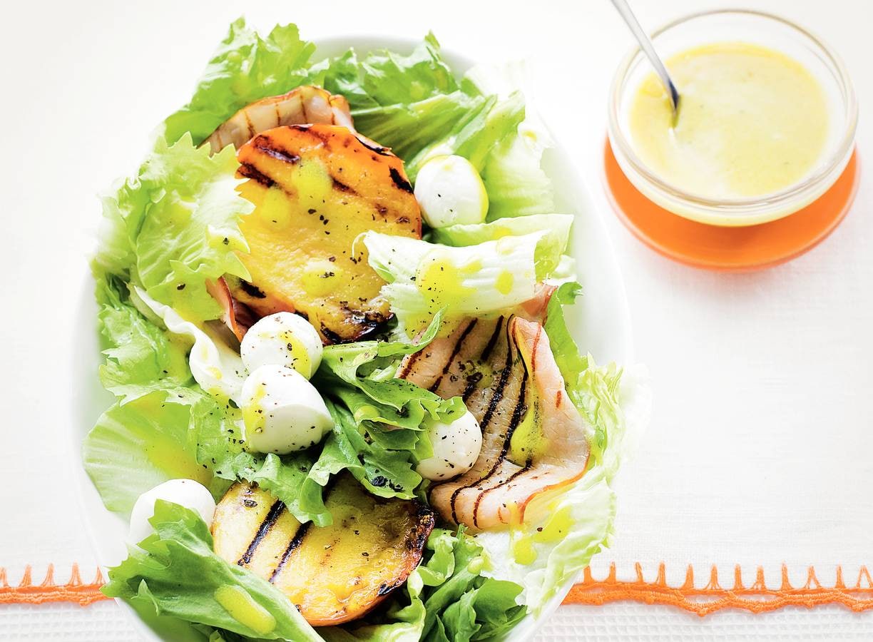 Frisse andijvie-nectarinesalade