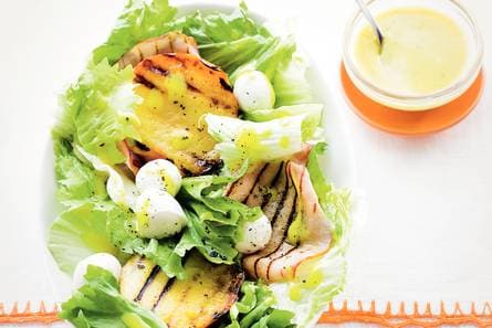 Frisse andijvie-nectarinesalade