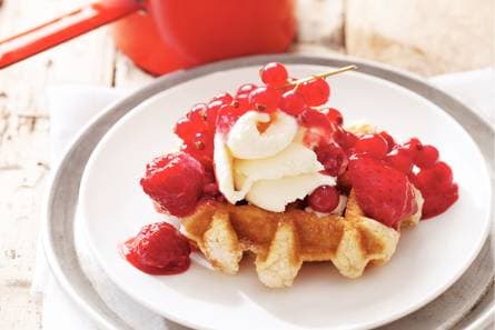 Warme wafel met rood fruit