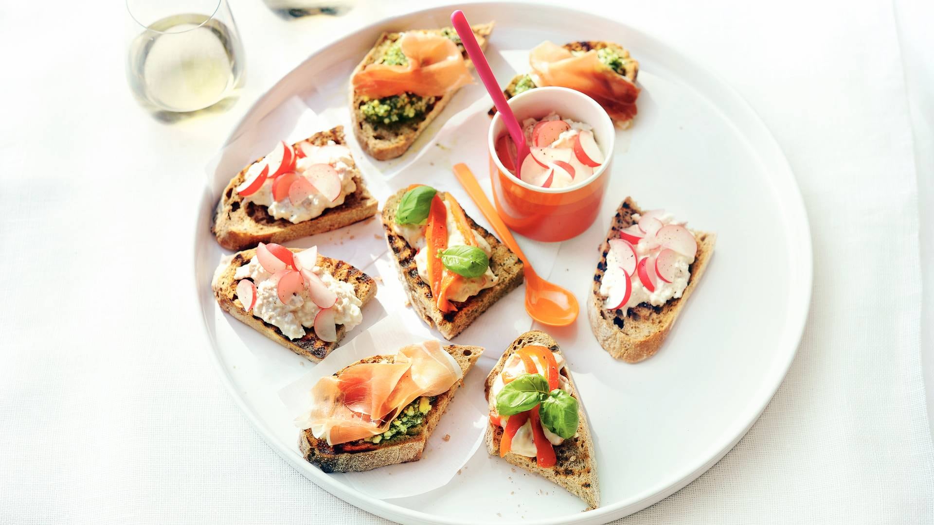 Hummus en gegrilde paprika recept Allerhande Albert Heijn België