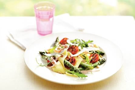 Pap­par­del­le met groe­ne as­per­ges en ham
