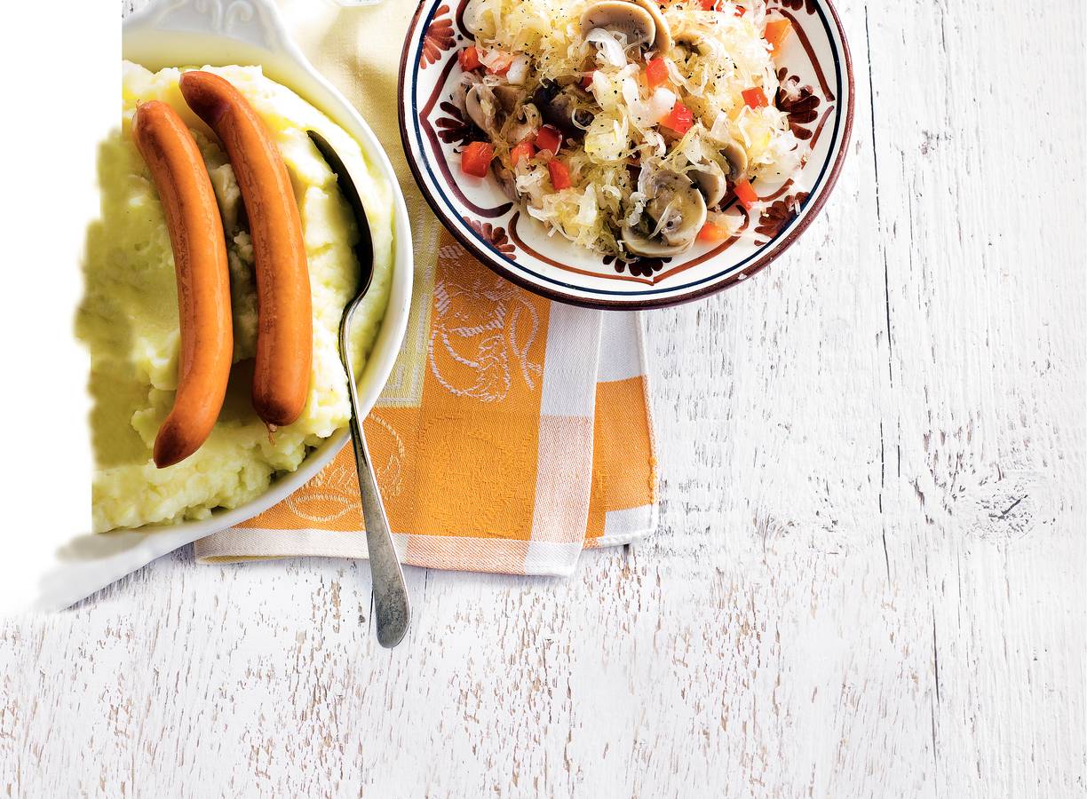 Zuurkoolschotel met worst en champignons