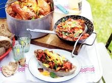 Waarom zou je coq au vin alleen op chique diners serveren? Deze variant eet je óók voor je caravan! 