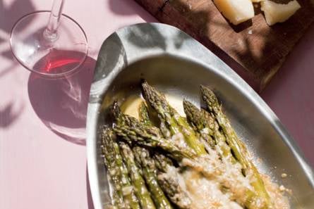 Asperges met Parmezaanse kaas