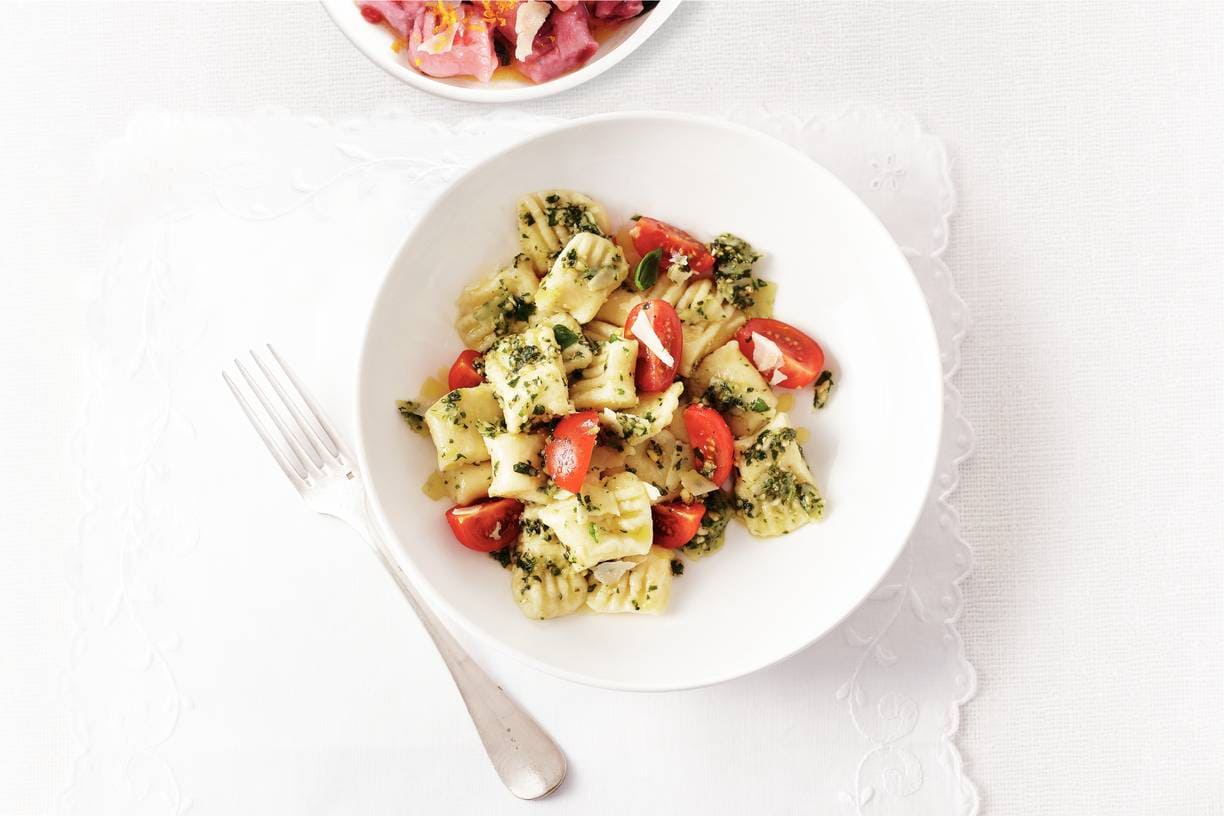 Gnocchi pesto met romaatjes