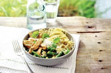 Pasta met aardappel, kip en sperziebonen