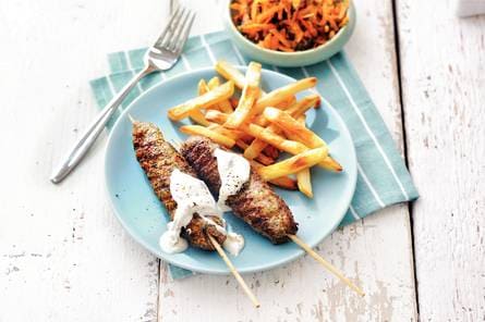 Kebabs met frites en wortel