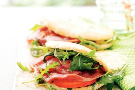 Pi­ta­brood­je rook­vlees en ru­co­la
