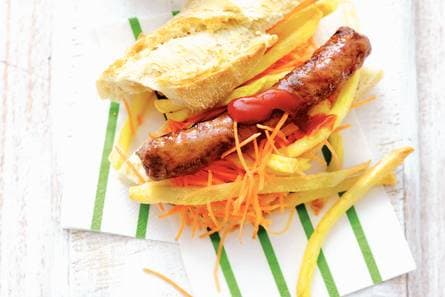Stokbrood met ovenfrites en chipolata