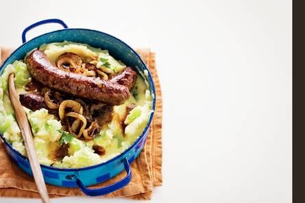 Braadworst met uien-stroopjus