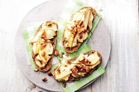 Toast met geitenkaas, peer en amandel